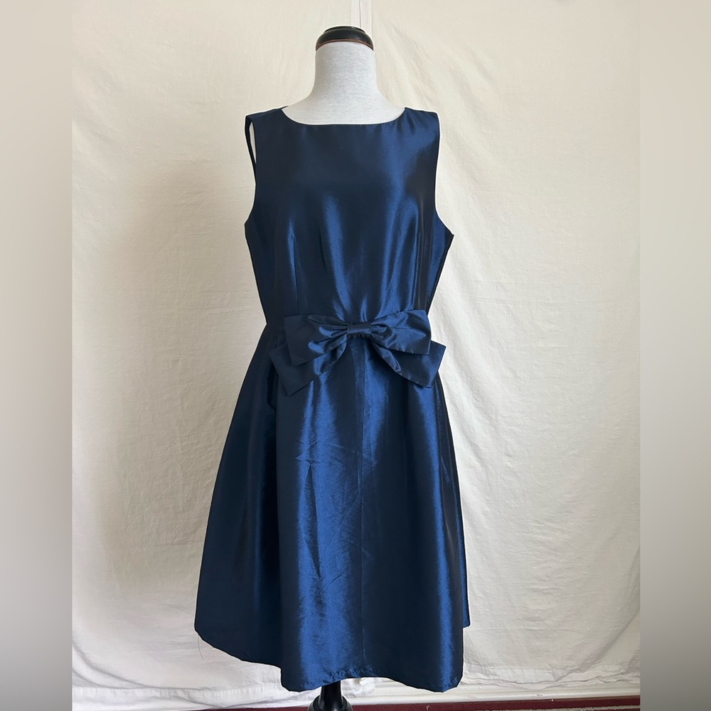 Tahari Levine Studio women dress size 12
Satin 
Dark navy